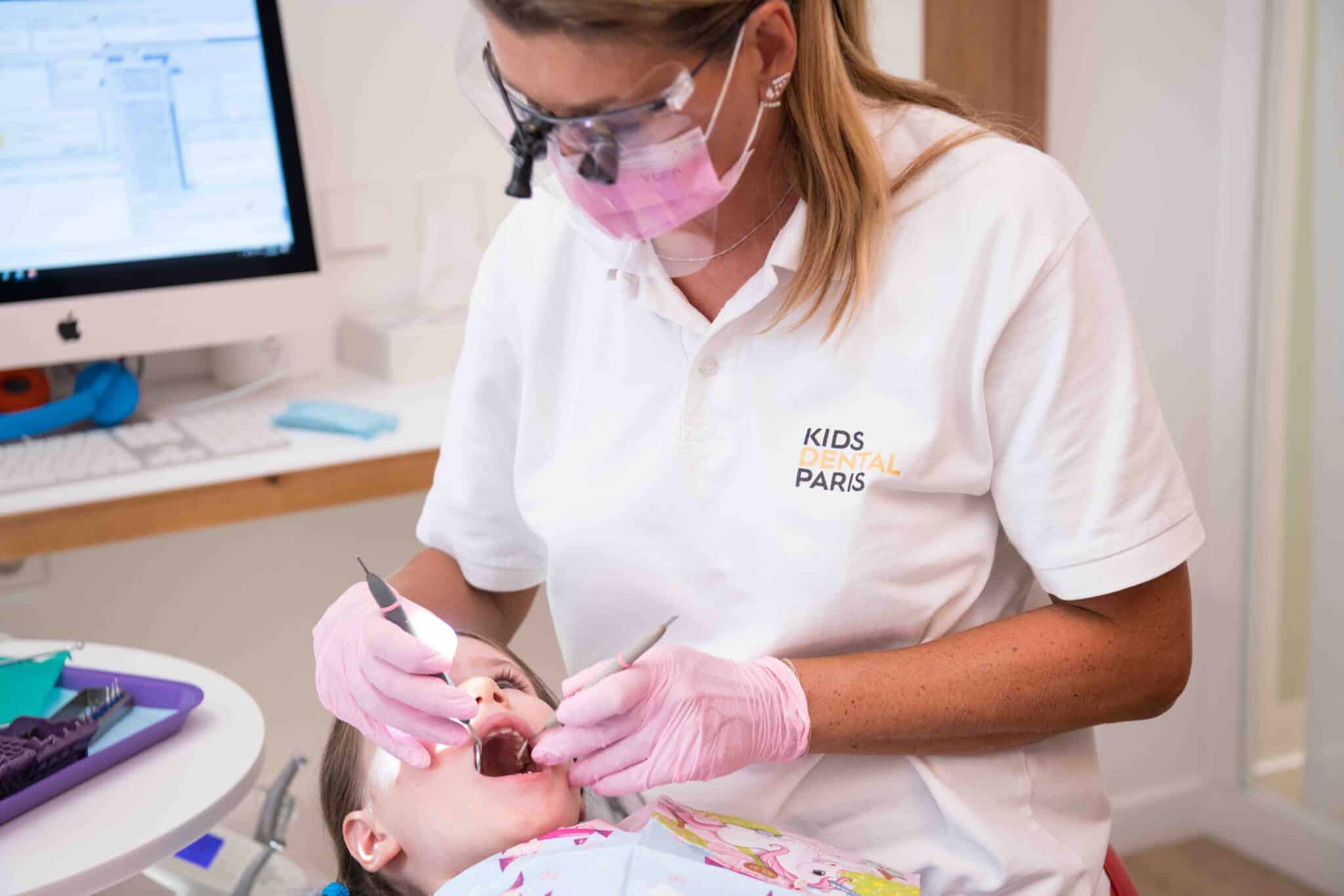 Faut-il arracher une dent de lait chez le dentiste ? 